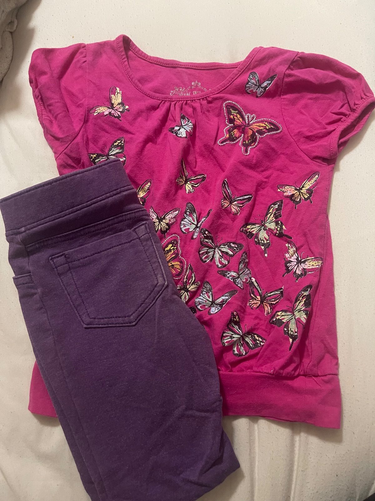 Pink butterfly short sleeve + purple jeans